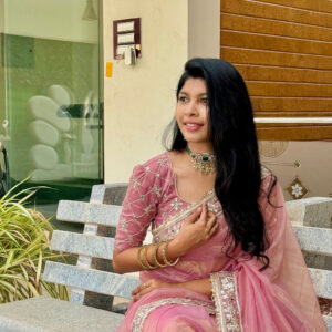 Woman in mirror pink organza saree with mirror border – festive wear saree look